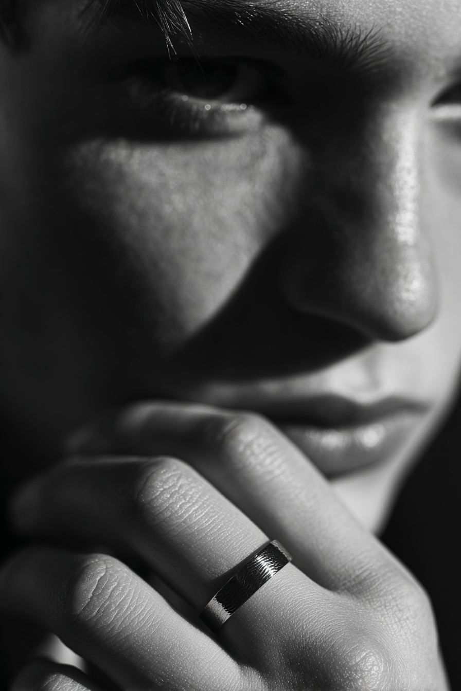 Model mit Rhodiumring