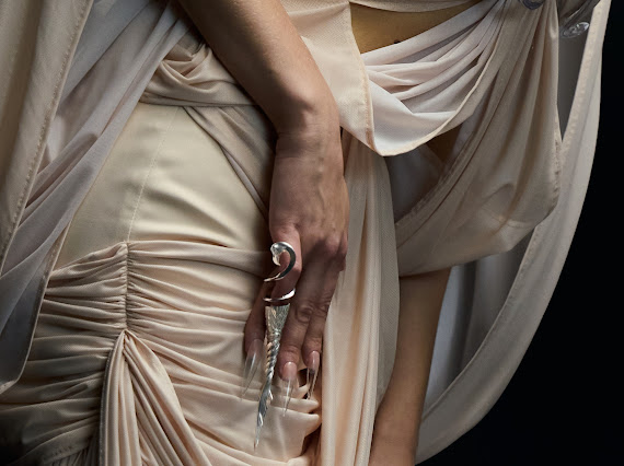 Backstage Detail mit Rhodiumschmuck